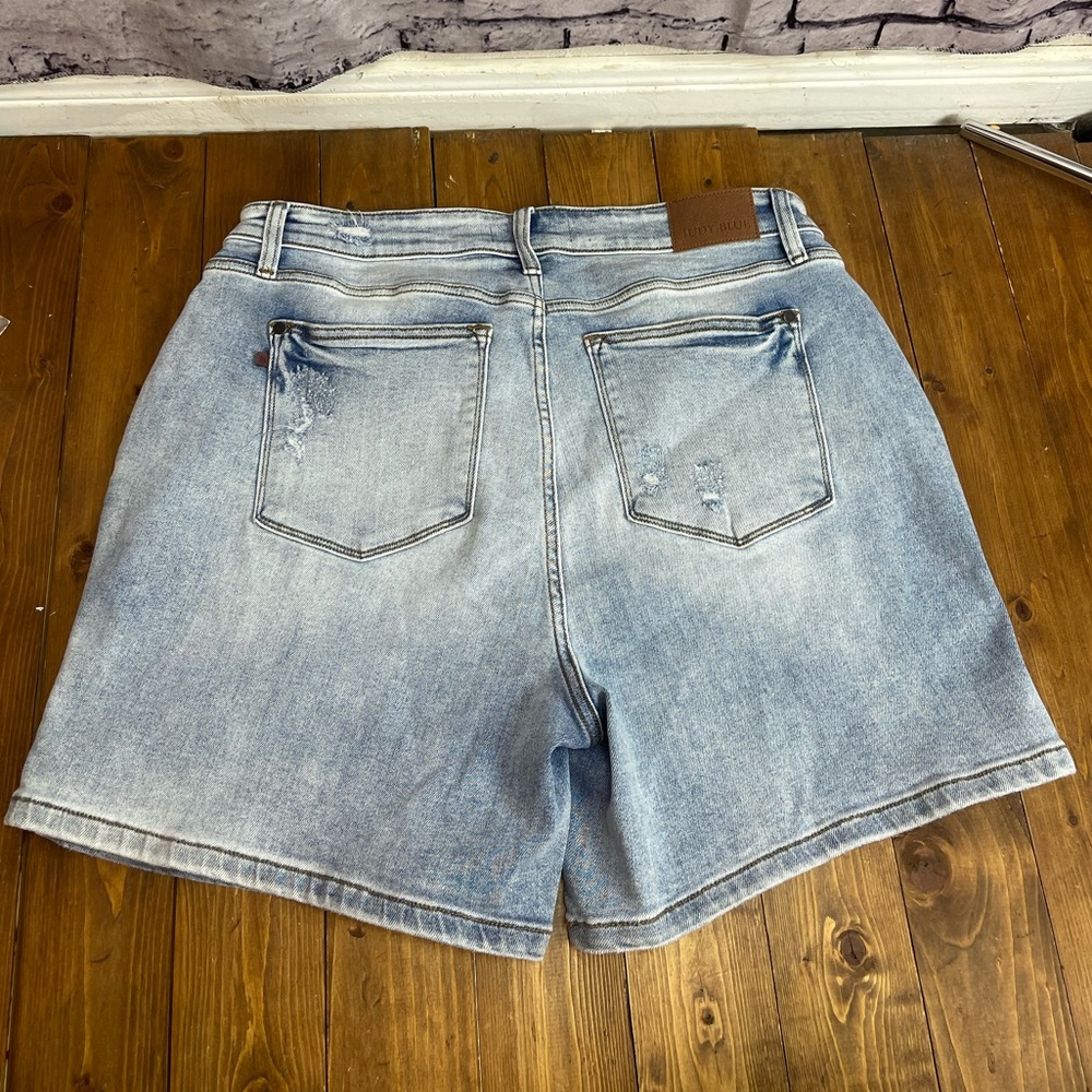 Judy Blue size 2XL light wash Jean shorts - Picture 3 of 8